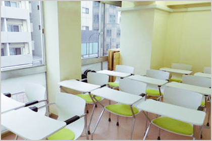 新大久保通りを見渡せる教室