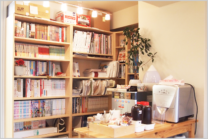 多数の韓国関連書籍とフリードリンクバー