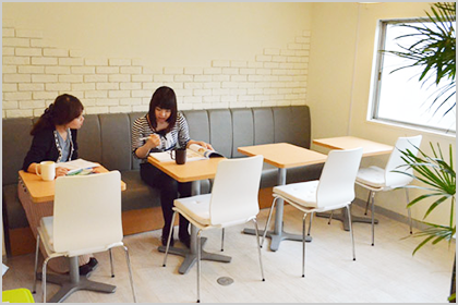 先生に質問したり、談話の場としても使われています