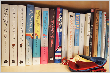 韓国の小説や漫画などで韓国語に触れる機会を増やせます